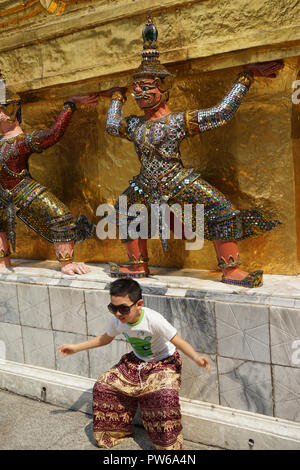 Yaksha figure als Karyatide, Wat Phra Kaeo, Ko Ratanakosin, Bangkok, Thaïlande, Asie Banque D'Images