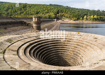 Ladybower barrage à l'extrémité sud de la près de Ladybower Reservoir Bamford dans le Derbyshire. Les deux plugholes (évasement déborde) ont été complètement o Banque D'Images