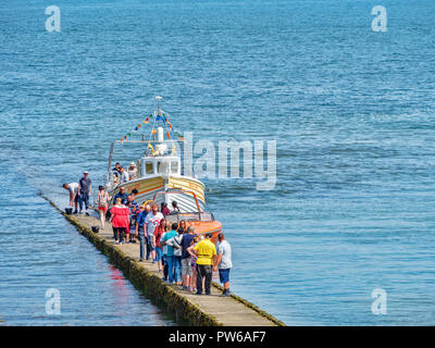 25 Juillet 2018 : Llandudno Conwy ; UK ; - les gens sur le Boardwalk et jetty ; monter et descendre de la mer Jay et un bateau à réaction ; pour des excursions autour de la baie. Banque D'Images