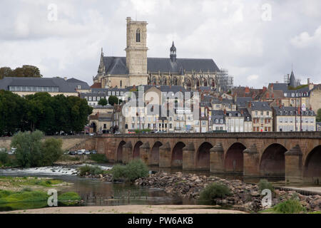 Nevers, la Loire et la Cathédrale Banque D'Images