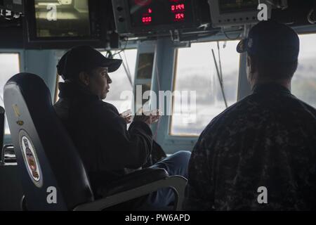 FASLANE (Écosse) (sept. 27, 2017) Le capitaine Shanti Sethi, commandant de la Task Force 64, gauche, parle avec le Cmdr. Tom Scola, directeur général de la classe Arleigh Burke destroyer lance-missiles USS Winston S. Churchill (DDG 81), durant l'exercice 2017, Bouclier formidable du 27 septembre. Le bouclier est une formidable flotte 6-led, frappant les forces de soutien naval et de l'OTAN menées exercice visant à améliorer l'interopérabilité des alliés dans un live-le-feu et d'air intégré en utilisant l'environnement de défense antimissile le commandement de l'OTAN et de contrôle des structures de rapport. Banque D'Images