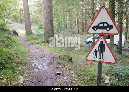 Octobre 2018 - avertissement sur un sentier de vélo de montagne en forêt Gwydir, où il se réunit à la voie publique Banque D'Images