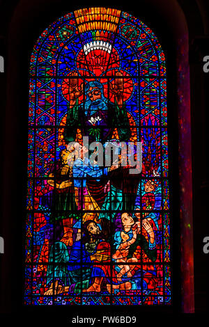 UK, Kent, Canterbury, la Cathédrale de Canterbury, au sud-est de l'intérieur du transept, vitrail créé par le Hongrois Ervin Bossanyi Banque D'Images