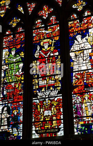 UK, Kent, Canterbury, Canterbury Cathedral interior, Saint Anselme, chapelle du 14e siècle vitrail gothique, avec des remplacements 1959 Banque D'Images