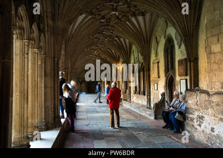 UK, Kent, Canterbury, la Cathédrale de Canterbury, grand cloître, les visiteurs à l'intérieur des cloîtres Banque D'Images