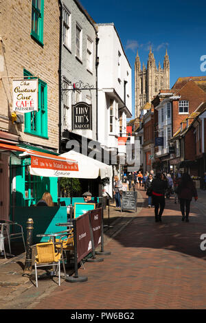 UK, Kent, Canterbury, St Margaret's Street, la tour de la cathédrale s'élevant au-dessus de flan Patisserie tables et boutiques du centre-ville Banque D'Images