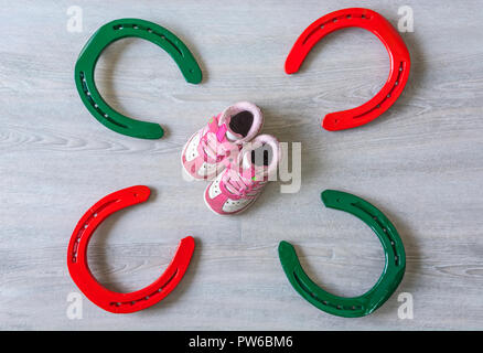 Chaussures bébé fille entouré de couleurs de fers. Banque D'Images