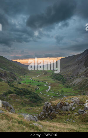 Belle moody image paysage de Nant Francon Valley dans le Snowdonia pendant le coucher du soleil en automne Banque D'Images