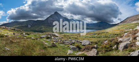 Belle vue panoramique image paysage de campagne autour de Llyn Ogwen au début de l'automne au cours de Snowdonia avec Tryfan en arrière-plan Banque D'Images