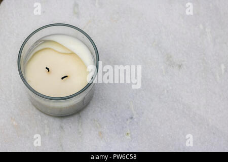 Double single candle wicks dans un bocal en verre sur une table en marbre, concept détendue, relaxation, relaxation, le calme, relax, hygge concept Banque D'Images