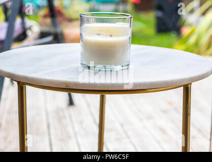 Double single candle wicks dans un bocal en verre sur une table en marbre, concept détendue, relaxation, relaxation, le calme, relax, hygge concept Banque D'Images