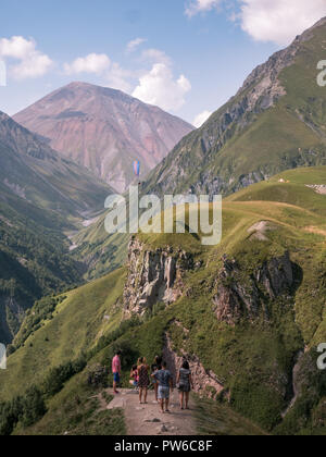 Les touristes prennent des photos de la vue de l'amitié russo-Monument surplombant la vallée du Diable dans les montagnes Causcasus. Banque D'Images