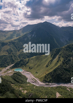 Vue depuis le Monument de l'amitié russo-surplombant la vallée du Diable dans les montagnes Causcasus. Banque D'Images