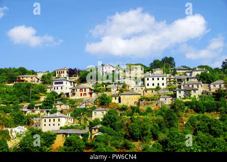 Vue panoramique de Vitsa village, Zagoria, Ipeiros région, la Grèce. Banque D'Images