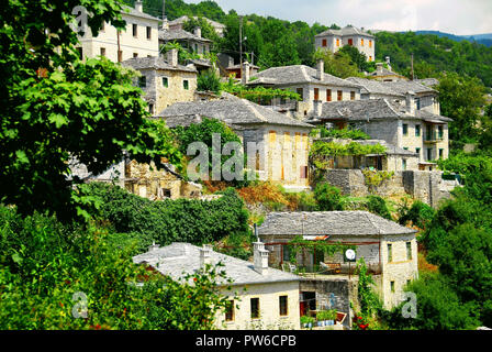 Vue panoramique de Vitsa village, Zagoria, région de l'Épire, au nord-ouest de la Grèce. Banque D'Images