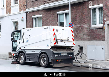 Allemagne, Münster, le 5 octobre 2018 : un camion spécial ou le nettoyage des rues en véhicule le long de la route et nettoie la rue à partir de la saleté et de la poussière. Banque D'Images