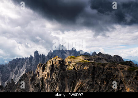 Les nuages noirs au-dessus des Cadini Misurina. / Dolomites de Sesto Sesto, province de Belluno, Veneto, Italie l'Europe. Banque D'Images