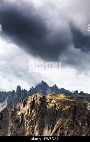 Les nuages noirs au-dessus des Cadini Misurina. / Dolomites de Sesto Sesto, province de Belluno, Veneto, Italie l'Europe. Banque D'Images