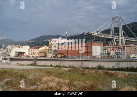 Gênes, Italie. Une section de l'Pont Morandi partiellement effondré Banque D'Images