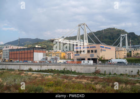 Gênes, Italie. Une section de l'Pont Morandi partiellement effondré Banque D'Images