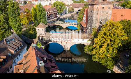 Vue aérienne de ponts sur la rivière Pegnitz dans l'Altstadt ou vieille ville, Nuremberg, Allemagne Banque D'Images