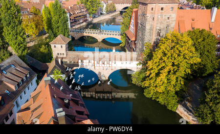 Vue aérienne de ponts sur la rivière Pegnitz dans l'Altstadt ou vieille ville, Nuremberg, Allemagne Banque D'Images