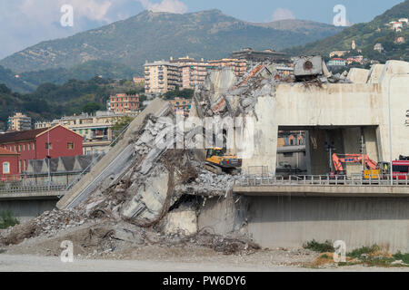 Le reste après une section d'effondrement du pont Morandi, Gênes, Italie Banque D'Images