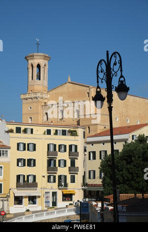 Iglesia de Santa Maria surplombe des appartements dans le centre de Mahon - Mao - Minorque, Espagne. L'église de Santa Maria Banque D'Images