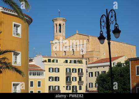 Iglesia de Santa Maria surplombe des appartements dans le centre de Mahon - Mao - Minorque, Espagne. L'église de Santa Maria Banque D'Images