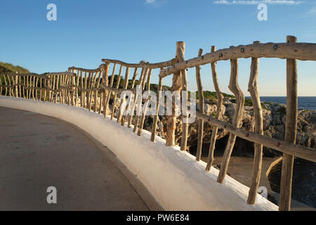 Clôture en bois d'olive au-dessus de la mer à Binibeca Vell, Minorque, Iles Balerariques, Espagne Banque D'Images