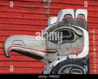 Native American bird totem motif sur fond rouge, Banque D'Images