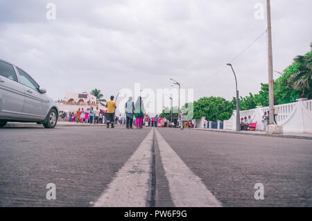 Tir bas des rues, les gens, et ciel nuageux en pondicher Banque D'Images