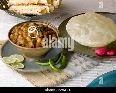 CHOLE BHATURA AVEC PAPAD SERVI AVEC LIME, citron, oignons, piments verts/ pois chiches frits avec du pain indien Banque D'Images