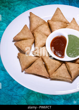 SAMOSA COCKTAIL AVEC CHUTNEY CHUTNEY DE CORIANDRE ET DATE Banque D'Images