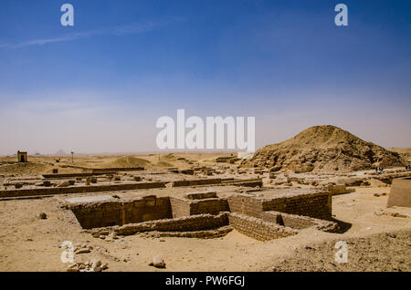 Saqqara, au patrimoine mondial de l'Unesco Le Caire, Egypte - avril 2018. Pyramide sous ciel bleu. Banque D'Images