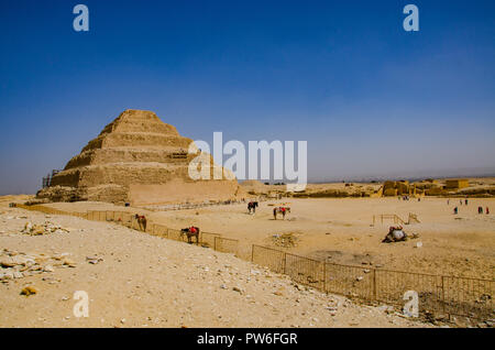 Saqqara, au patrimoine mondial de l'Unesco Le Caire, Egypte - avril 2018. Pyramide sous ciel bleu. Banque D'Images