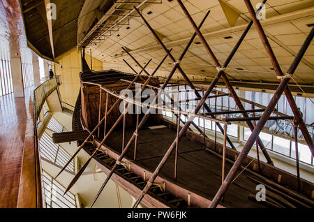 Giza, Le Caire, Egypte - avril 2018. L'ancienne Egypte bateau solaire de Gizeh. Banque D'Images