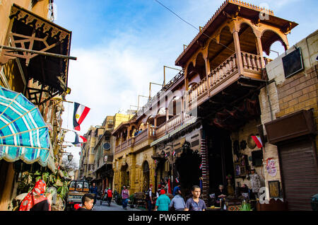 Le Caire, Égypte - avril 2018. Rue typique de monde au Caire suk. Banque D'Images