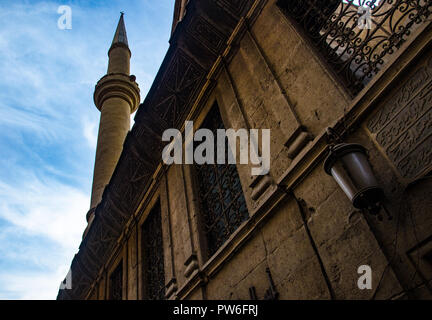 Le Caire, Égypte - avril 2018. Mosquée typique au Caire suk Banque D'Images