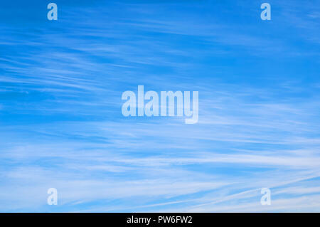 Beau ciel bleu avec des nuages légers venant. Résumé fond. Banque D'Images