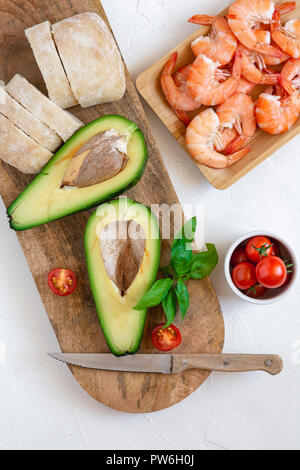 Ingrédients pour la préparation de la bruschetta aux crevettes et avocat. Banque D'Images