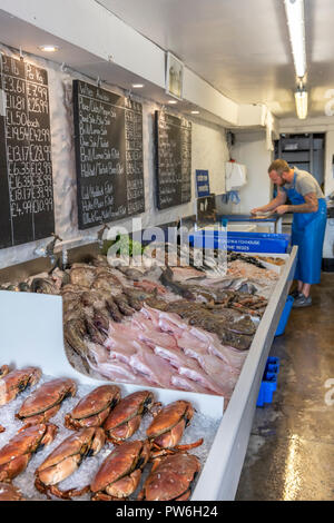 Niché dans une des petites rues du front de mer à Lyme Regis dans le Dorset est un poissonnier merveilleux vente des produits frais de la section locale Banque D'Images