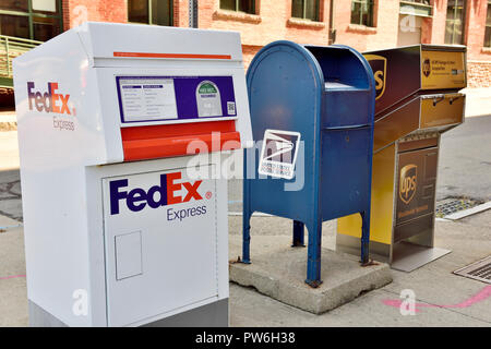 FedEx, UPS et US Postal drop off pour la collecte de l'affichage des boîtes sur trottoir, USA Banque D'Images