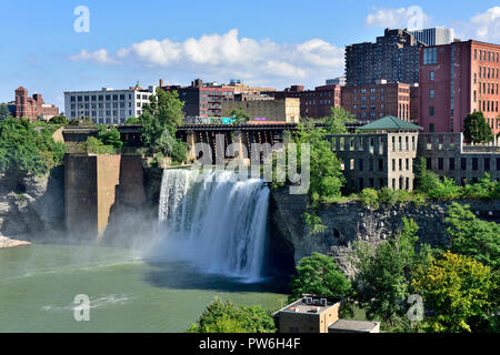 Le centre de Rochester, New York Genesee River High Falls avec de grands bâtiments de ville derrière vous, USA Banque D'Images