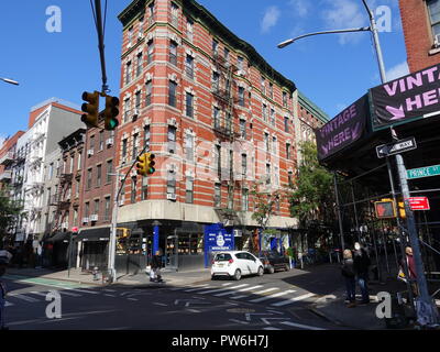 Vieille ville de New York, les bâtiments en brique à l'intersection des rues Prince et Elizabeth, Soho, New York City, NY, USA. Banque D'Images