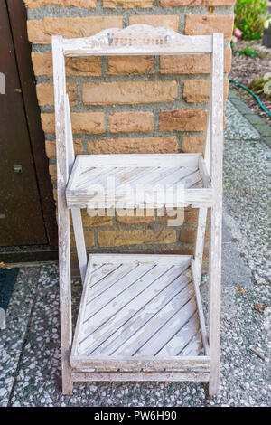 En bois blanc patiné vide petit cabinet rack avec texture de fond signe de bienvenue Banque D'Images
