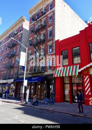 Les gens sur le trottoir à l'extérieur de Mulberry St Angelo's, restaurant, immeuble qui a récemment fermé en raison d'une aug 2018 fire, Little Italy, NEW YORK, NY, USA Banque D'Images