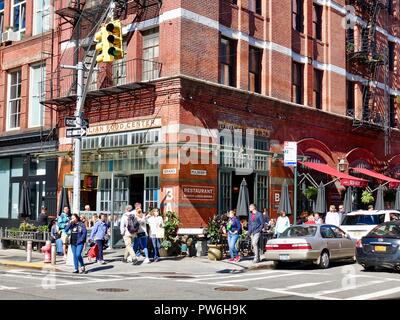 Intersection des rues mûrier et Grand, la Petite Italie, avec des gens, New York, NY, USA. Banque D'Images