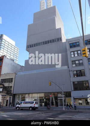 Les gens de l'extérieur de la nouveau musée, fondé en 1977, dans la région de Bowery à New York, NY, USA. Banque D'Images