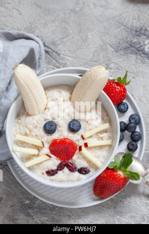 Lapin de Pâques petit déjeuner porridge Banque D'Images